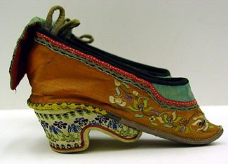 Mục đích là tạo ra đôi bàn chân cực kỳ nhỏ nhắn bằng cách uốn cong 4 ngón chân nhỏ xuống dưới lòng bàn chân và ép phần trước với sau bàn chân lại gần nhau bằng cách làm gãy xương vòm bàn chân. Ảnh: anthromuseum.missouri.edu.