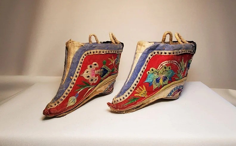 Đến cuối thế kỷ 19, tập tục bó chân dần mai một do các phong trào cải cách xã hội và đấu tranh cho quyền phụ nữ bởi việc này làm biến dạng bàn chân và gây đau đớn kéo dài. Dù vậy, tục bó chân vẫn được thực hiện ở một số vùng của Trung Quốc cho đến năm 1949. Ảnh: 3inchgoldenlotus.com.