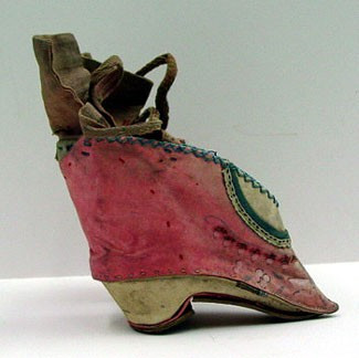 Tục bó chân là một hình thức chỉnh sửa cơ thể chủ yếu được người Hán áp dụng cho các bé gái. Khi khoảng 4 - 8 tuổi, các bé gái sẽ được mẹ quấn những dải vải hoặc gạc quanh bàn chân. Ảnh: anthromuseum.missouri.edu.