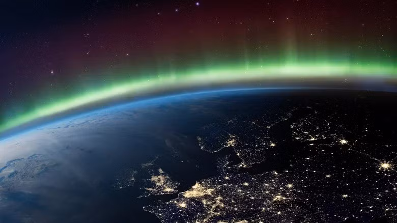 Các cơn bão địa được xếp theo thang G1 - G5 với cấp độ tăng dần. Theo các nhà khoa học, cấp G3 - G4 xảy ra vài lần mỗi năm tùy chu kỳ Mặt trời, trong khi cấp G5 cực hiếm nhưng có thể gây rối loạn diện rộng. Ảnh: buradaki/Shutterstock.