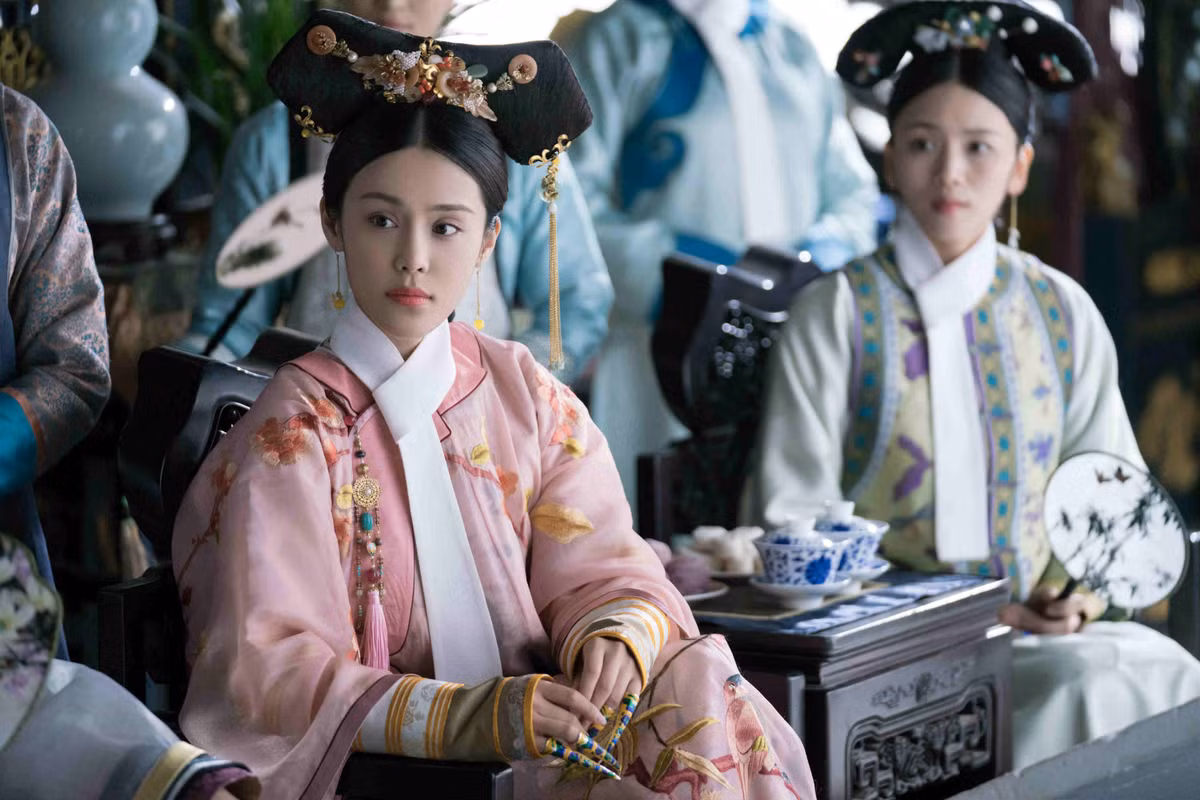 Hiếu Hiền Thuần Hoàng hậu Phú Sát Thị là thê tử của vua Càn Long khi ông còn là hoàng tử. Sau khi lên ngôi vua, Càn Long đã sắc phong cho Phú Sát Thị làm hoàng hậu. Tình cảm vợ chồng của hai người vô cùng tốt.