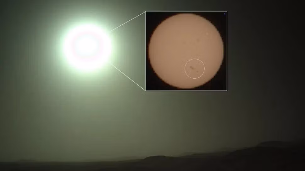 Kích thước tổng hợp của AR 4294-4296 tương đương vết đen đã khai sinh bão mặt trời mạnh nhất từng được con người ghi nhận trong lịch sử là sự kiện Carrington năm 1859. Ảnh: NASA.