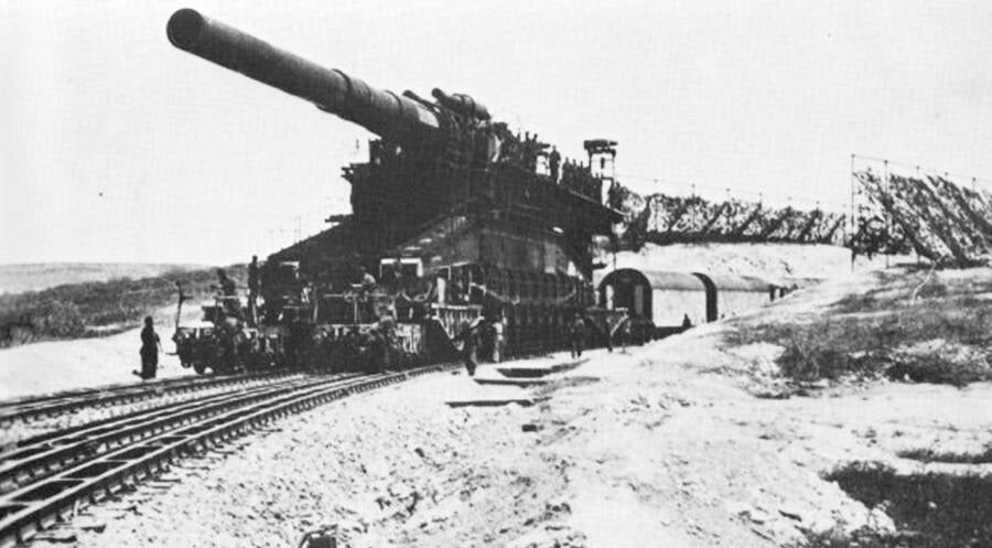 Schwerer Gustav được chế tạo với đường kính nòng pháo lên đến 80 cm. Siêu pháo này có chiều dài 47,3m, chiều rộng 7,1m, chiều cao 11,6m. Khối lượng chiến đấu của Schwerer Gustav lên đến 1.350 tấn. Ảnh: Public Domain.