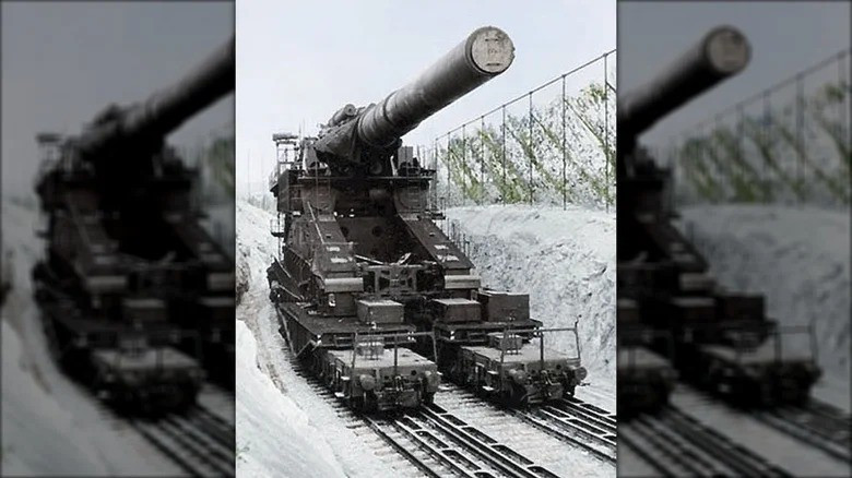Từ giữa những năm 1930, trùm phát xít Hitler đã hạ lệnh cho cấp dưới nghiên cứu, chế tạo siêu pháo có kích thước "khủng". Theo mệnh lệnh của nhà độc tại Đức quốc xã, siêu pháo mới có thể xuyên thủng Phòng tuyến Maginot kiên cố của Pháp. Ảnh: Cassowary Colorizations/Wikimedia Commons.