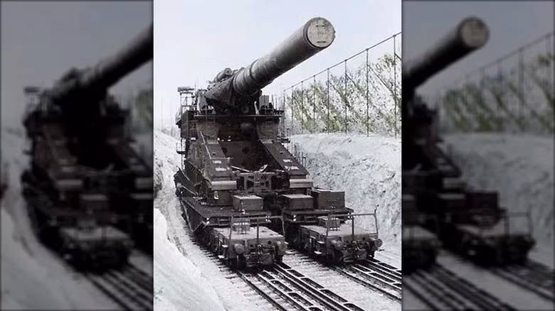 Từ giữa những năm 1930, trùm phát xít Hitler đã hạ lệnh cho cấp dưới nghiên cứu, chế tạo siêu pháo có kích thước "khủng". Theo mệnh lệnh của nhà độc tại Đức quốc xã, siêu pháo mới có thể xuyên thủng Phòng tuyến Maginot kiên cố của Pháp. Ảnh: Cassowary Colorizations/Wikimedia Commons.