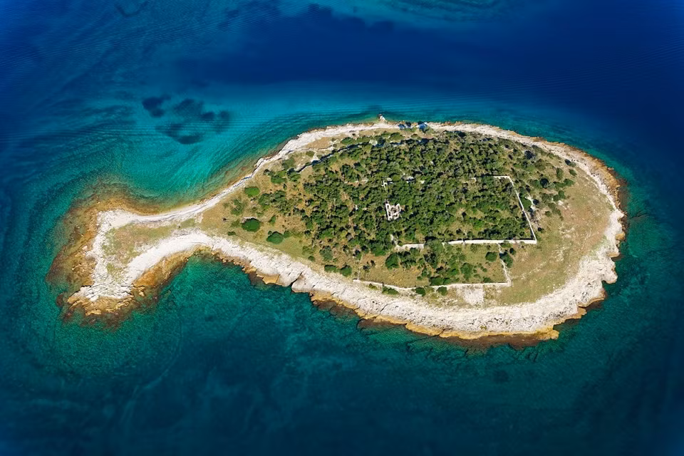 Quần đảo Brijuni ở Croatia gồm 14 hòn đảo nhỏ. Nơi đây được nhiều người biết đến khi là điểm khảo cổ có khoảng 200 dấu chân khủng long. Đặc biệt, đảo Gaz có hình dáng trông giống một con cá. Ảnh: croatia.hr.