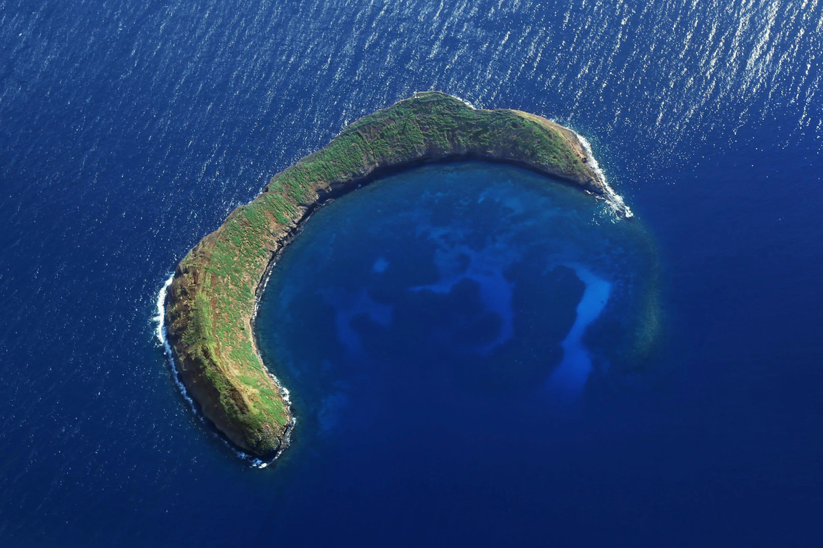 Đảo Molokini ở Hawaii, Mỹ được nhiều người chú ý bởi hình dáng trông giống Mặt trăng. Ảnh: snorkelmolokini.com.