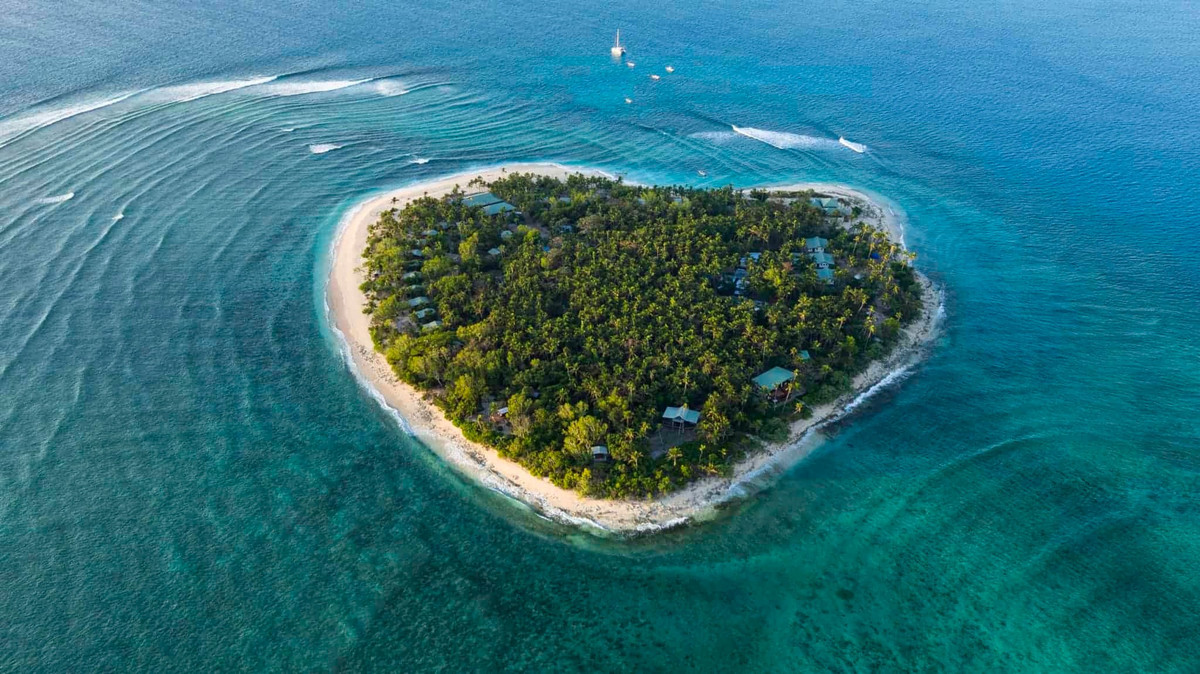 Tavarua là hòn đảo có hình trái tim nằm gần Viti Levu, đảo chính của Fiji. Khi tới đây, du khách có thể lặn biển, ngắm rạn san hô, lướt sóng, câu cá thể thao, chèo thuyền kayak... Ảnh: lightspeedhq.com.