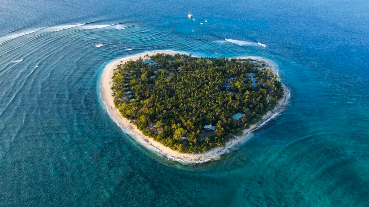 Tavarua là hòn đảo có hình trái tim nằm gần Viti Levu, đảo chính của Fiji. Khi tới đây, du khách có thể lặn biển, ngắm rạn san hô, lướt sóng, câu cá thể thao, chèo thuyền kayak... Ảnh: lightspeedhq.com.