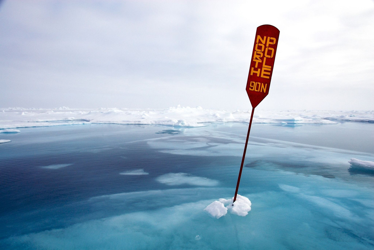Cực bắc địa lý nằm giữa Bắc Băng Dương, được bao phủ bởi băng biển trôi nổi liên tục vỡ ra rồi tái định hình, di chuyển theo gió và các dòng hải lưu. Ảnh: Getty.