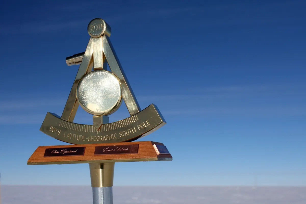 Cực nam địa lý nằm ở đầu phía nam của trục Trái đất, gần như chính giữa châu Nam Cực. Vị trí này không trùng với cực nam từ tính và địa từ, vốn liên quan đến từ trường của hành tinh xanh, lần lượt nằm ở bờ biển Adélie và gần trạm nghiên cứu Vostok của Nga. Do từ trường Trái đất thay đổi theo sự dịch chuyển của lõi hành tinh nên 2 cực này cũng liên tục thay đổi vị trí. Ảnh: Eli Duke via Flickr (CC BY-SA 2.0).