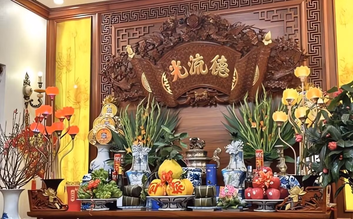 Đồ cá nhân và vật dụng linh tinh không để trên bàn thờ ngày Tết.