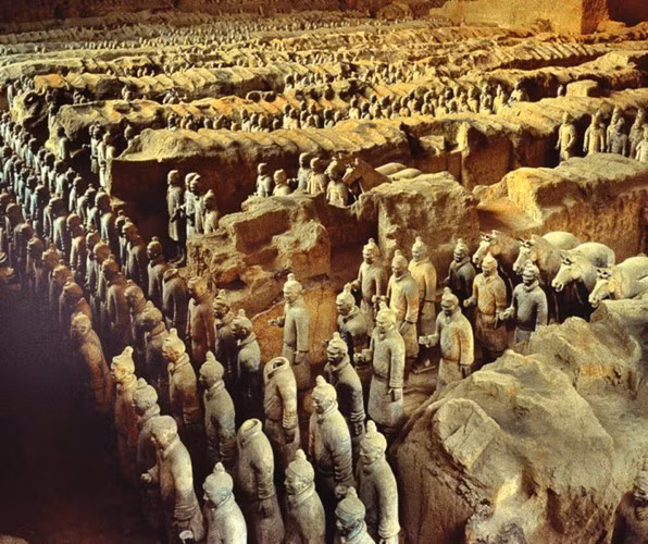 Sau 52 năm, giới chuyên gia mới khai quật được khu vực rìa ngoài của lăng mộ. Trong khi đó, khu vực gò mộ trung tâm chứa phòng chôn cất của Tần Thủy Hoàng vẫn chưa thể tiếp cận. Theo đó, bên trong nơi này chưa từng được mở ra trong hơn 2.200 năm qua kể từ khi Tần Thủy Hoàng được chôn cất tại đây.