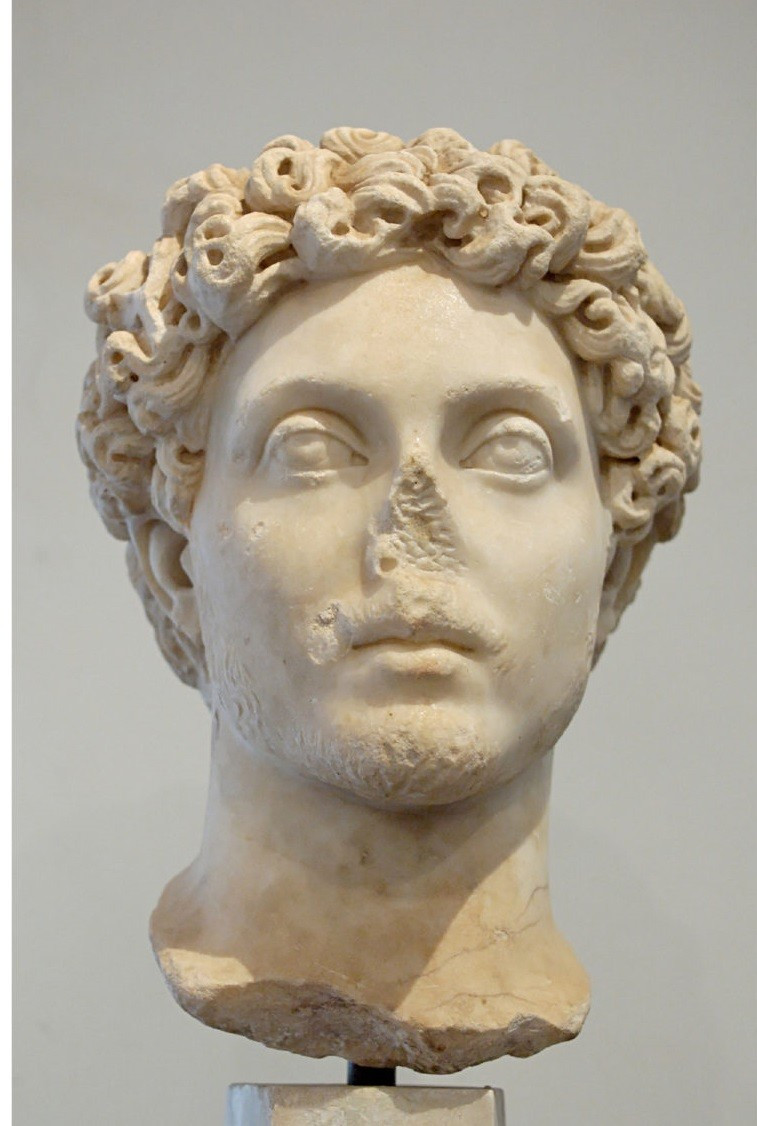 Ông hoàng Marcus Aurelius được tạc tượng với hình ảnh một người mang lại hòa bình hơn là một vị tướng chiến thắng. Ông cưỡi ngựa mà không cần dùng bàn đạp - một phát minh mà các bộ tộc cưỡi ngựa ở Trung Á chưa phổ biến sang phương Tây khi ấy. Ảnh: Jastrow.