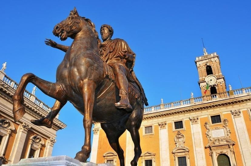 Vào thế kỷ 16, bức tượng của hoàng đế Marcus Aurelius được chuyển đến Đồi Capitoline ở Rome và danh họa Michelangelo được giao nhiệm vụ trùng tu pho tượng, thiết kế lại Quảng trường Campidoglio. Một bản sao của bức tượng được làm vào năm 1981 và đặt ở giữa quảng trường Michelangelo. Ảnh: walksinsiderome.com.