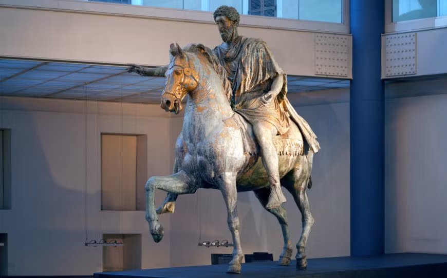 Quân đội La Mã dưới thời hoàng đế Marcus Aurelius đã tham gia nhiều cuộc viễn chinh. Người ta cho rằng, khi quân đội La Mã trở về nước, họ đã mang theo đại dịch hạch Antonine hay còn gọi dịch hạch Galen. Dịch bệnh này bùng phát từ năm 165 - 180 khiến hơn 5 triệu người thiệt mạng. Nhiều học giả tin rằng, dịch hạch Galen đã góp phần đẩy nhanh sự sụp đổ của đế chế La Mã. Ảnh: Steven Zucker, CC BY-NC-SA 2.0.