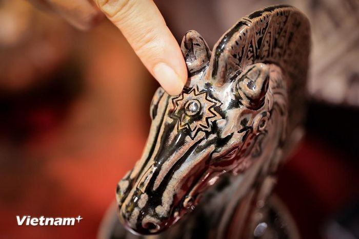 Sản phẩm được tráng men truyền thống, dòng men Hoàng Thổ, được chế từ nguyên liệu tự nhiên hai bên bờ sông Hồng, tro chấu, đất sét xanh... để tạo sắc men sâu, bóng. (Ảnh: Hoài Nam/Vietnam+)