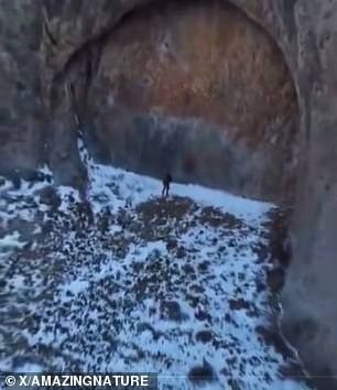 Nhiều người so sánh cảnh cánh cửa khổng lồ trên với "phần mở đầu của trò chơi Tomb Raider đầu tiên" và Cửa Durin trong tiểu thuyết "Chúa tể những chiếc nhẫn" của nhà văn J. R. R. Tolkien. Ảnh: X/AMZINGNATURE.