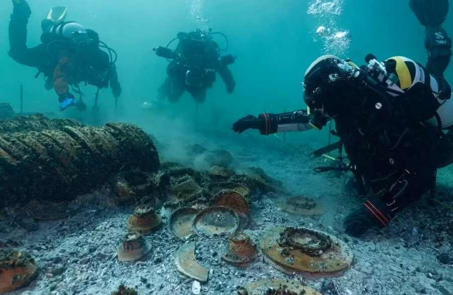 Trong quá trình kiểm tra "sức khỏe" hệ sinh thái của các hồ và một số khu vực ngập nước ở Thụy Sĩ, các chuyên gia đã phát hiện một bóng đen kỳ lạ dưới đáy hồ Neuchâtel. Sau khi kiểm tra kỹ hơn, họ tìm thấy rất nhiều hiện vật La Mã dường như bị thất lạc trong một vụ đắm tàu ​​xảy ra vào khoảng 2.000 năm trước. Ảnh: Octopus Foundation.