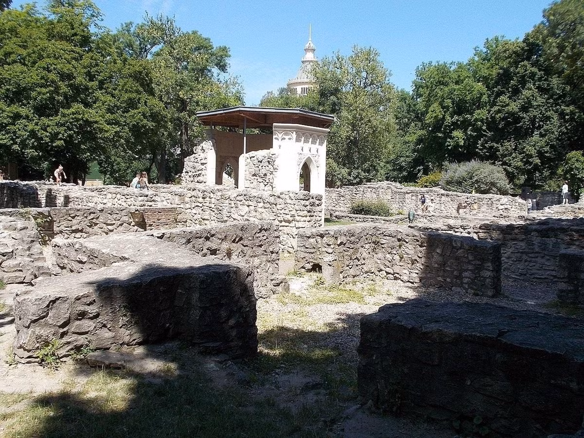 "Chúng tôi đã tái hiện thứ tự các cú tấn công bằng cách sắp xếp chúng chồng lên nhau và cách cơ thể phản ứng, sau đó xác định những bộ phận nào của cơ thể sẽ bị lộ ra và chịu những cú đánh tiếp theo", đồng tác giả nghiên cứu Martin Trautmann, nhà khảo cổ học về xương tại Đại học Helsinki, chia sẻ. Ảnh: Globetrotter19 / CC BY-SA 3.0.