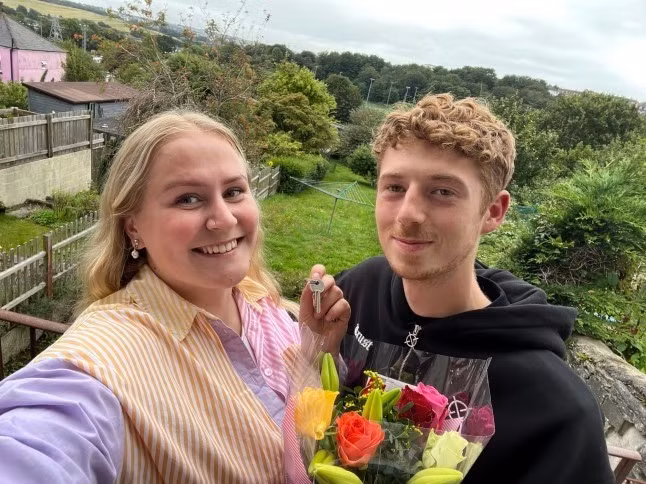 Vợ chồng Millie bớt lo lắng hơn sau khi nói chuyện với một nhà sử học địa phương. Qua đó, họ biết được xương động vật được đặt vào tường để xua đuổi tà ma. Ảnh: Millie Molloy/ SWNS.