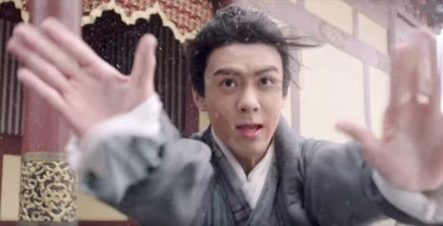 Trương Vô Kỵ với sự giúp đỡ của Cửu Âm Chân Kinh, cuối cùng đã nắm vững được võ học có thể phá giải chiêu thức của Trương Tam Phong. (Ảnh: Sohu)