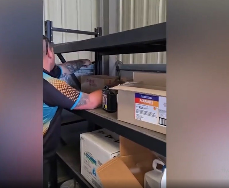 "Đây chắc chắn là lần đầu tiên tôi nhìn thấy một con rắn đen bụng đỏ dài gần 2m", anh Daniel cho hay. Đoạn video ghi lại cảnh anh Daniel tóm gọn con rắn khủng một cách thuận lợi. Video này nhanh chóng trên thu hút sự quan tâm của cộng đồng mạng. Ảnh cắt từ clip.