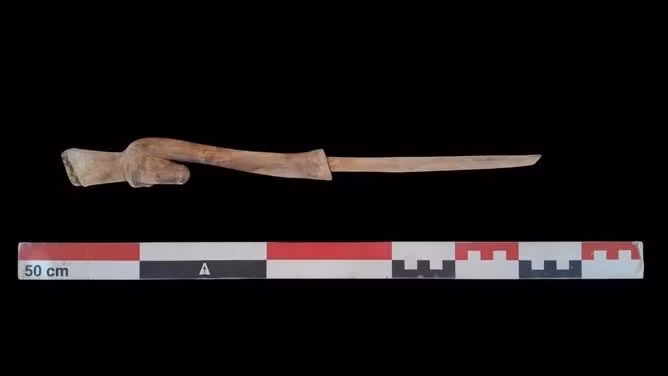 Một trong 3 mộ cổ vừa phát hiện thuộc về Amum-em-Ipet - người sống vào thời kỳ Ramesside. Hai ngôi mộ còn lại có niên đại từ thời Vương triều thứ 18. Trong đó, một ngôi mộ thuộc về người đàn ông tên Baki và ngôi mộ còn lại thuộc về người có tên là S. Ảnh: Ministry of Tourism and Antiquities.