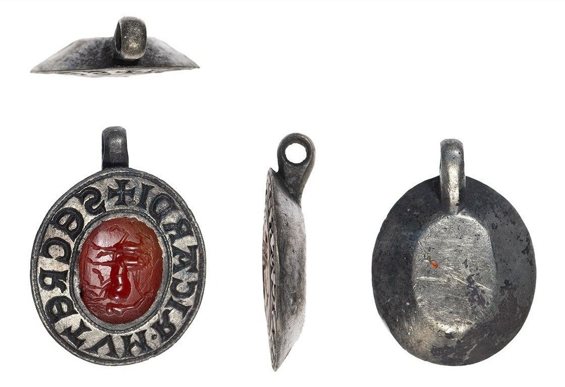 Theo nhóm nghiên cứu, con dấu có niên đại khoảng 800 năm tuổi nổi bật với một viên đá quý có màu đỏ như máu. Đó là viên đá quý của người La Mã khoảng 2.000 tuổi. Viên đá quý được đặt ở trung tâm của con dấu. Ảnh: Colchester and Ipswich Museum Service / CC-BY 2.0.