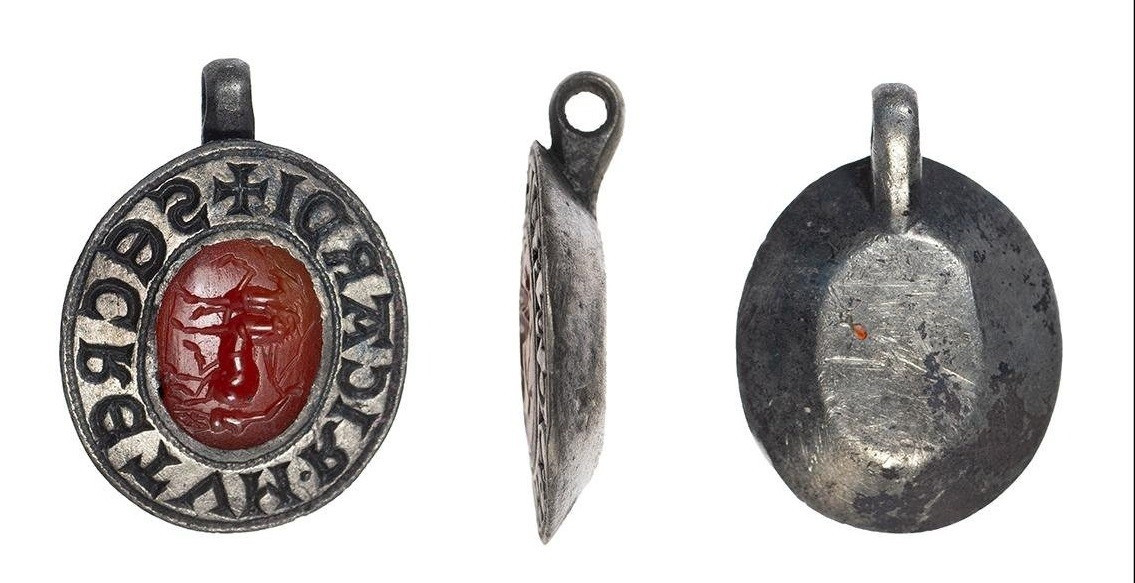 Theo thông tin về hiện vật trong cơ sở dữ liệu của Chương trình Di sản lưu động, con dấu bằng bạc chỉ dài 27,5 milimet và có trọng lượng là 6,44 gram. Một vòng trong gắn ở trên đầu của con dấu hình bầu dục cho thấy nó có thể được xỏ vào một sợi dây chuyền, chứ không phải là một chiếc nhẫn khắc dấu. Ảnh: Colchester and Ipswich Museum Service / CC-BY 2.0.