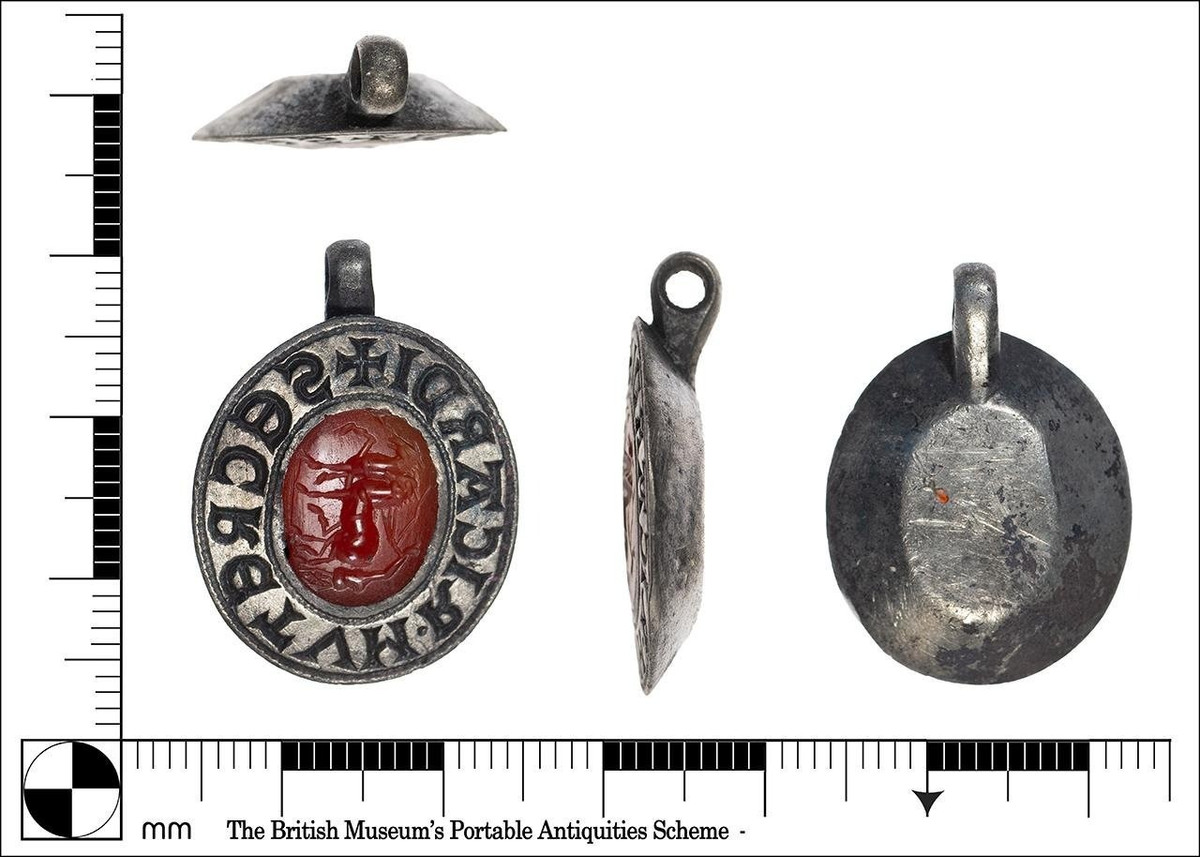 Xung quanh viền của con dấu có dòng chữ được khắc ngược với nội dung "SECRETUM.RICARDI" (nghĩa là "bí mật của Richard") hoặc "con dấu bí mật của Richard" cùng với một chữ thập pattée - một biểu tượng Kitô giáo hình dấu cộng thường được các Hiệp sĩ Templar sử dụng vào thời Trung cổ. Ảnh: Colchester and Ipswich Museum Service / CC-BY 2.0.