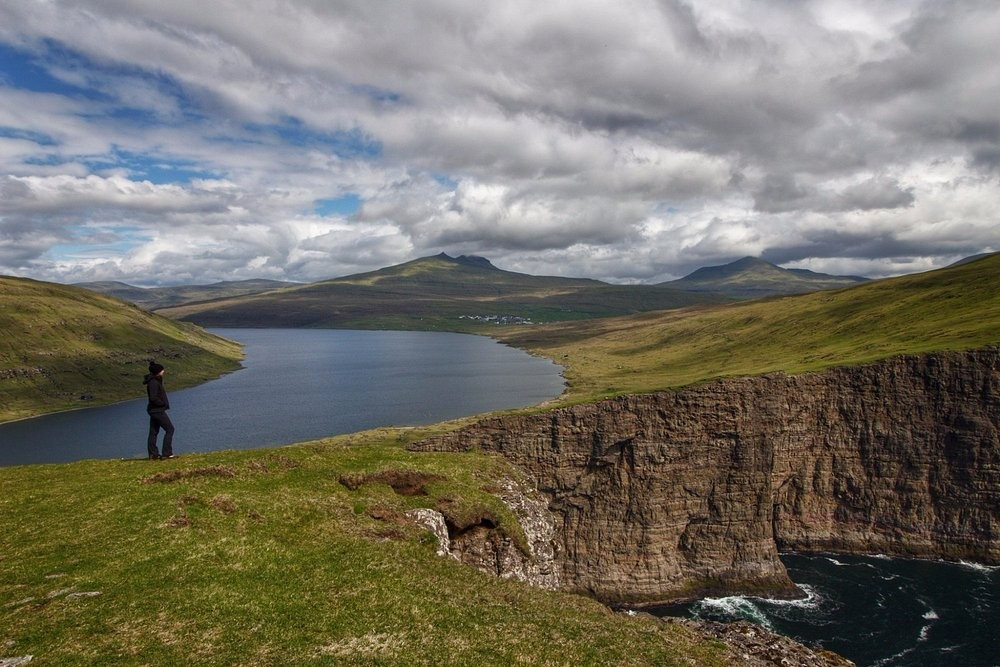 Tên gọi của hồ Sørvágsvatn từng là chủ đề tranh luận gay gắt giữa những cư dân địa phương. Trong đó, người dân ở Sørvágur - ngôi làng lớn ở phía Tây hồ nước trên đảo Vagar thích tên gọi Sørvágsvatn hơn bởi vì cái tên này có nghĩa "hồ bên cạnh Sørvágur". Trái lại, cư dân ở làng Miðvágur và Sandavágur muốn lấy tên hồ là Leitisvatn. Ảnh: tripadvisor.com.vn.