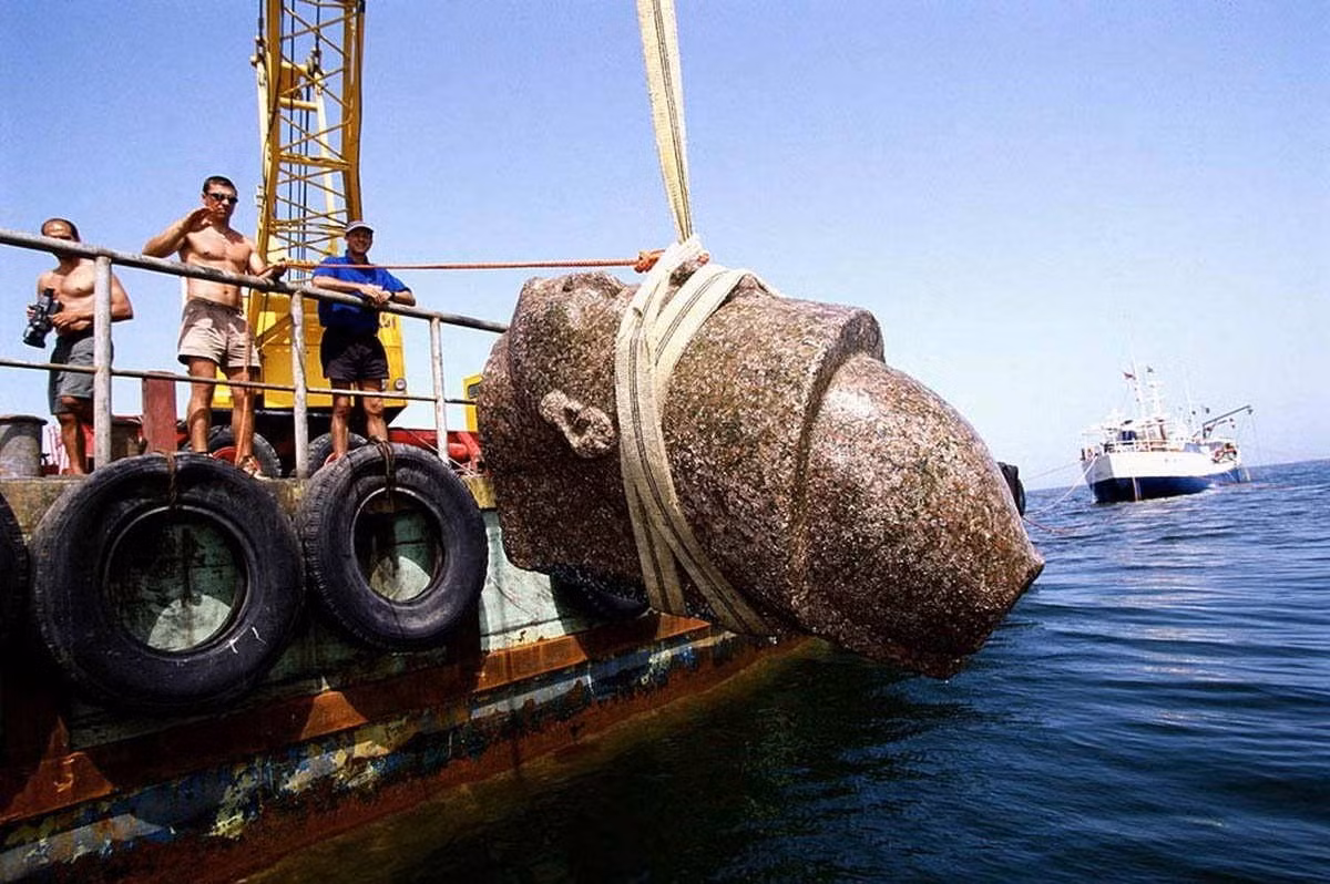 Bức tượng này là bằng chứng quý giá về sự giao thoa văn hóa đặc trưng của Ai Cập trong những thế kỷ cuối cùng của triều đại pharaoh khi phong cách nghệ thuật Hy Lạp và Ai Cập giao thoa và ảnh hưởng tới đời sống của người dân. Ảnh: Franck Goddio/Hilti Foundation.