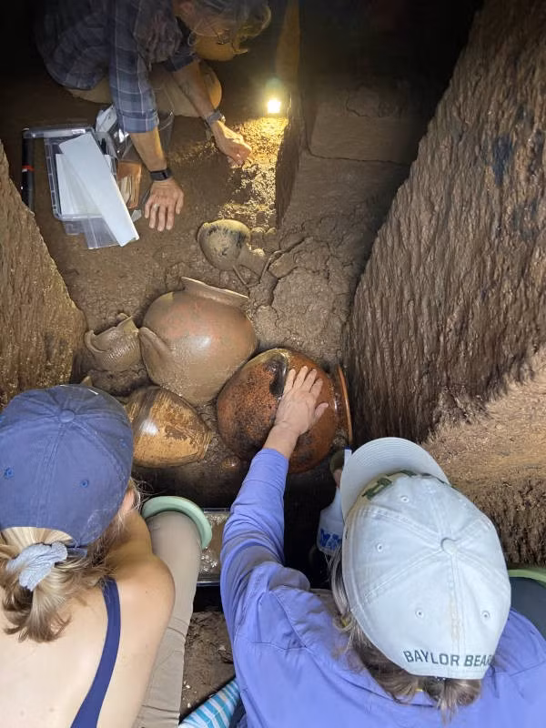 Theo đó, các chuyên gia cho rằng ngôi mộ Etruscan có niên đại từ thế kỷ thứ 7 trước Công nguyên mới khai quật có thể cung cấp cái nhìn sâu sắc về tập tục chôn cất của nền văn minh này. Ảnh: Baylor University.