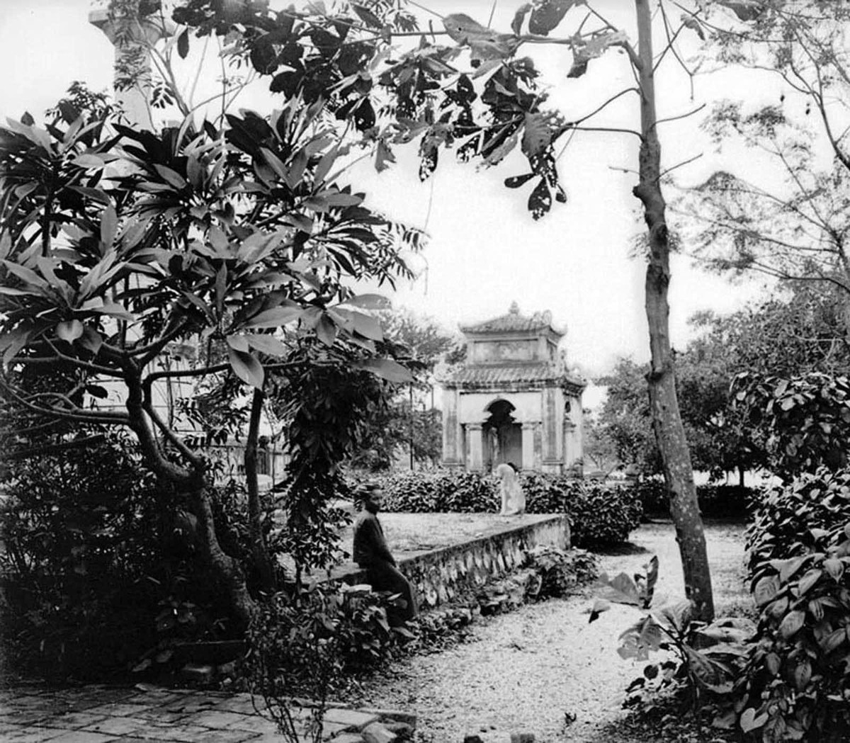 Đền và tượng vua Lê trước cơn bão tháng 7/1902. Ảnh của Edgard Imberd.