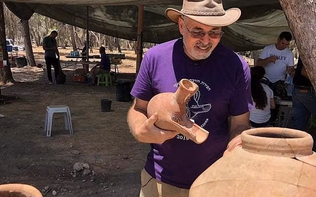 Chuyên gia Sarah nhận định các họa tiết thực vật trên là bằng chứng cho thấy tư duy toán học đã hình thành từ rất sớm, trước cả chữ viết. Thông qua nghệ thuật, con người đã hình dung được khái niệm về sự phân chia, trình tự và cân bằng. Ảnh: Amanda Borschel-Dan/Times of Israel.