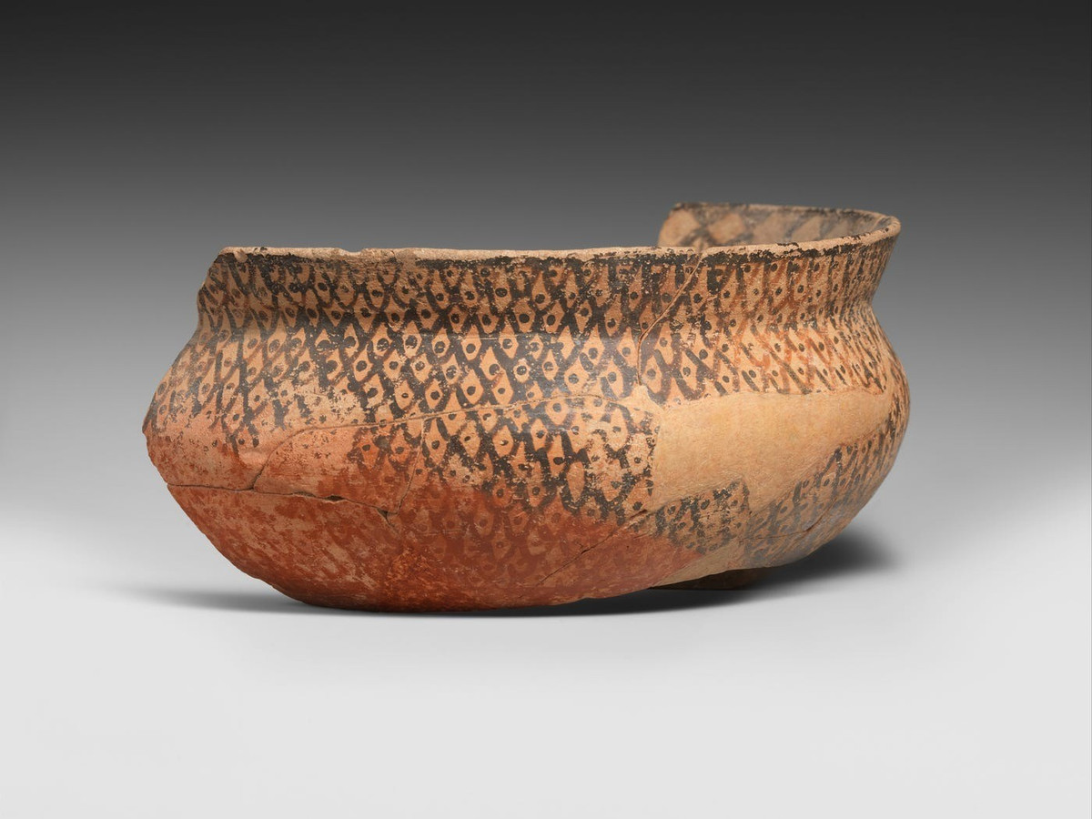 Theo các chuyên gia, những mảnh gốm khoảng 8.000 tuổi trên có những họa tiết thực vật như hoa, lá cây, cây cối... Chúng không chỉ biểu hiện nghệ thuật mà còn phản ánh những cách thức tinh tế trong việc tổ chức không gian và tính đối xứng. Ảnh: The Metropolitan Museum of Art.