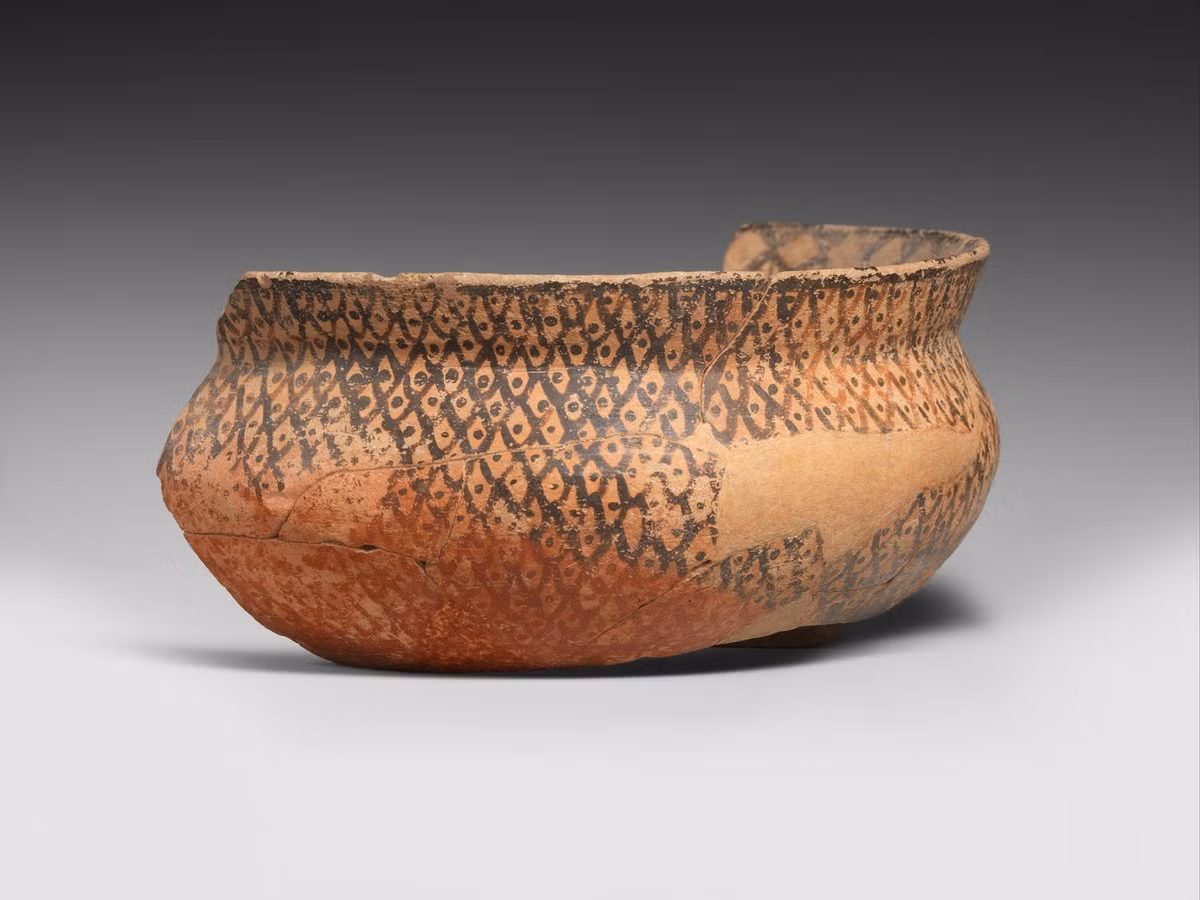 Theo các chuyên gia, những mảnh gốm khoảng 8.000 tuổi trên có những họa tiết thực vật như hoa, lá cây, cây cối... Chúng không chỉ biểu hiện nghệ thuật mà còn phản ánh những cách thức tinh tế trong việc tổ chức không gian và tính đối xứng. Ảnh: The Metropolitan Museum of Art.