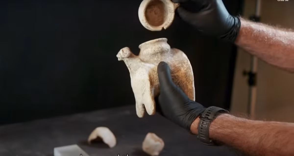 Những hiện vật trên có thể đã được người dân địa phương chôn cất, chẳng hạn như những người nông dân không thể vào thành phố hoặc đền thờ Canaan gần đó tại Tel Megiddo. Thay vào đó, họ có thể đã chọn chôn những lễ vật này và có thể cả nông sản, tại một mỏm đá có thể được dùng làm bàn thờ ngoài trời. Ảnh: Israel Antiquities Authority Official Channel/Youtube.