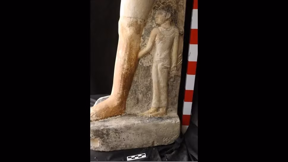 Với chiều cao 103 cm, bức tượng độc đáo trên được chạm khắc từ đá vôi. Theo các nhà nghiên cứu, hiện vật mô tả hình ảnh một nhà quý tộc đứng trên bục cao với chân trái bước lên trước tượng trưng cho tuổi trẻ, sức sống và sức mạnh. Ảnh: Zahi Hawass.