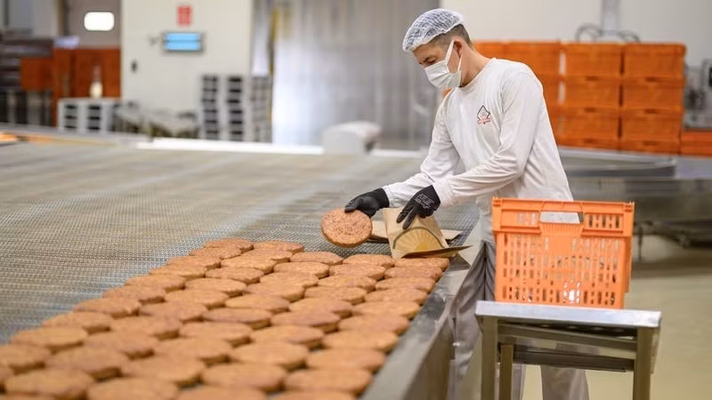 Do giống lúa mì emmer không còn tồn tại ở Thổ Nhĩ Kỳ, các thợ làm bánh quyết định sử dụng lúa mì Kavilca - một giống tương tự - kết hợp với bulgur và đậu lăng nhằm tái hiện hương vị của mẫu bánh mình cổ xưa. Ảnh: rte.ie.