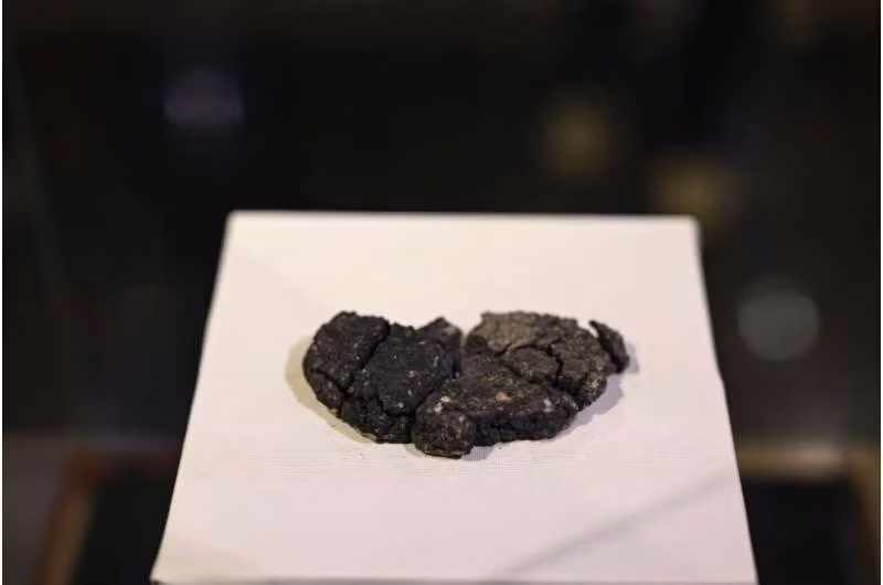 Ổ bánh mì có đường kính 12 cm và có hình dáng giống chiếc bánh kếp. Nó được tìm thấy bên dưới ngưỡng cửa một ngôi nhà thời kỳ đồ đồng và hiện được trưng bày tại Bảo tàng Khảo cổ học Eskisehir. Ảnh: phys.org.