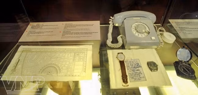 Các kíp trực ban tác chiến do Cục Tác chiến, Bộ Tổng Tham mưu đảm nhiệm, có nhiệm vụ trực tiếp trả lời Chủ tịch Hồ Chí Minh khi Chủ tịch gọi hỏi; theo dõi tình hình chiến sự toàn chiến trường miền Bắc cũng như chiến trường Đông Dương; đề xuất với Bộ Tổng Tham mưu các phương án tác chiến... Ảnh: La bàn (Việt Nam sản xuất dùng từ năm 1967 - 1975) , thước chỉ huy (dùng để đo vẽ chỉ huy tác chiến từ năm 1972 - 1975), đồng hồ đeo tay của cán bộ công ở Cục tác chiến - Bộ tổng Tham mưu.