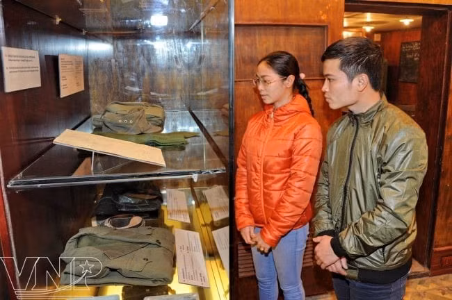 Hai phòng còn lại là phòng đặt trang thiết bị, động cơ lọc độc lọc sạch có diện tích 10 mét vuông gần cửa hầm ở hướng Nam và phòng giao ban tác chiến có diện tích 20 mét vuông gần cửa hầm phía Đông. Đây là nơi các đồng chí lãnh đạo cao cấp của Đảng, Nhà nước, Quân đội đến làm việc, chỉ huy chống cuộc chiến tranh phá hoại miền Bắc của đế quốc Mỹ. Ảnh: Khách tham quan các hiện vật bên trong hầm. .