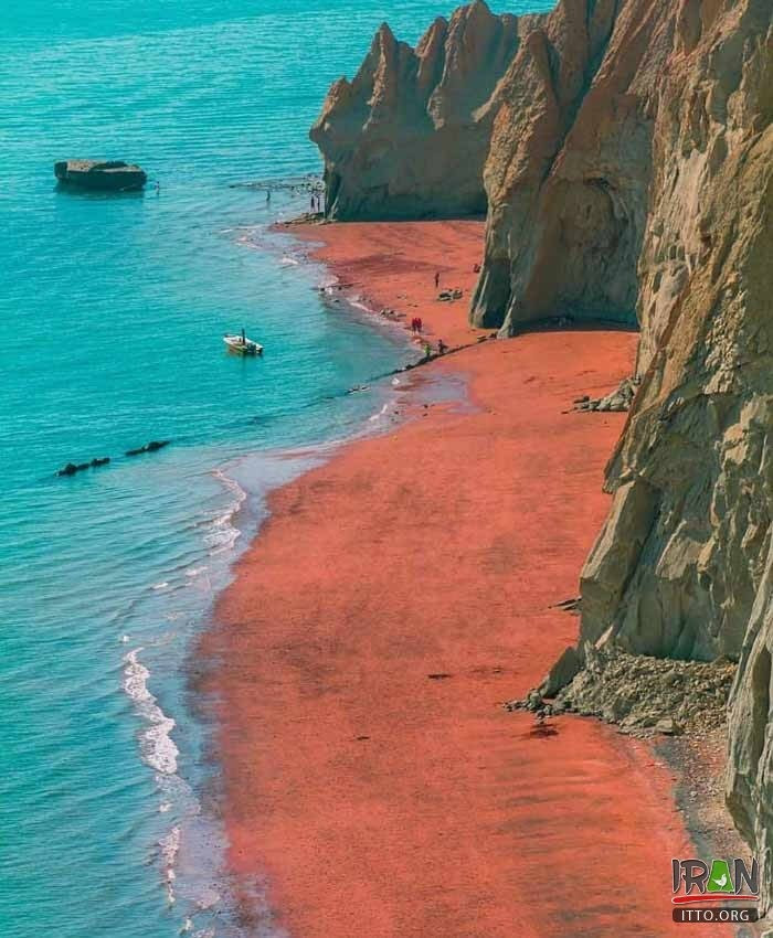 Vào tháng 3/2025, nhiều người dân và du khách bất ngờ chứng kiến một hiện tượng kỳ lạ, hiếm gặp tại bãi biển Silver and Red trên đảo Hormuz, Iran. Đó là nước biển đột ngột chuyển sang màu đỏ tươi sau khi xảy ra trận mưa lớn.