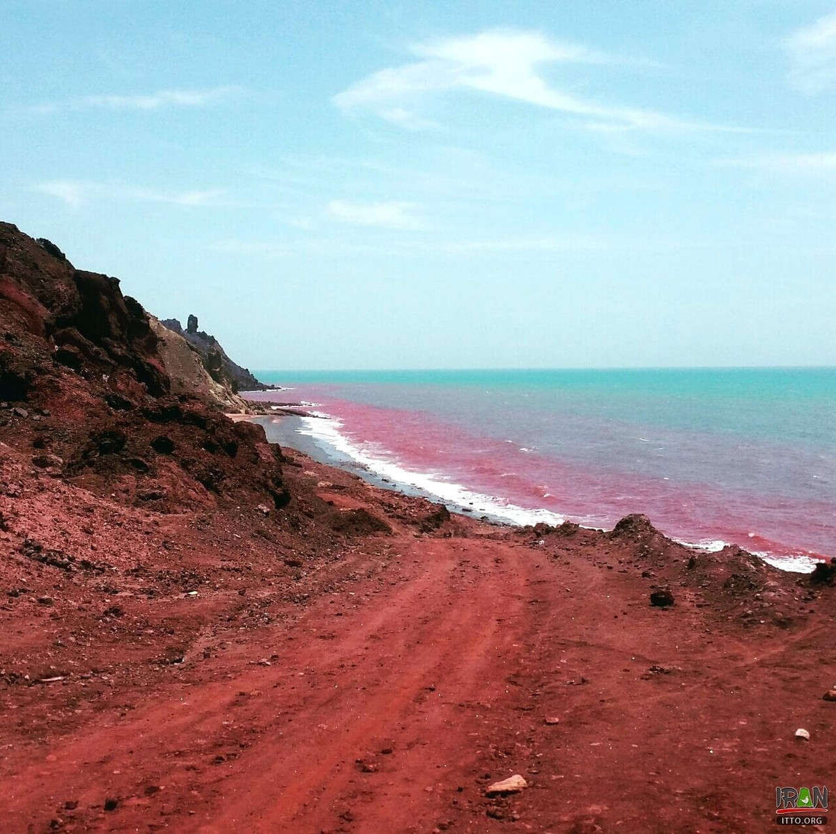 Bởi lẽ, đảo Hormuz có một loại đất được gọi là gelak. Loại đất có chứa một lượng lớn oxit sắt. Do vậy, mỗi khi có mưa lớn, nước chảy qua đất giàu oxit sắt sẽ tạo thành dòng nước có màu đỏ như máu chảy ra bãi biển.
