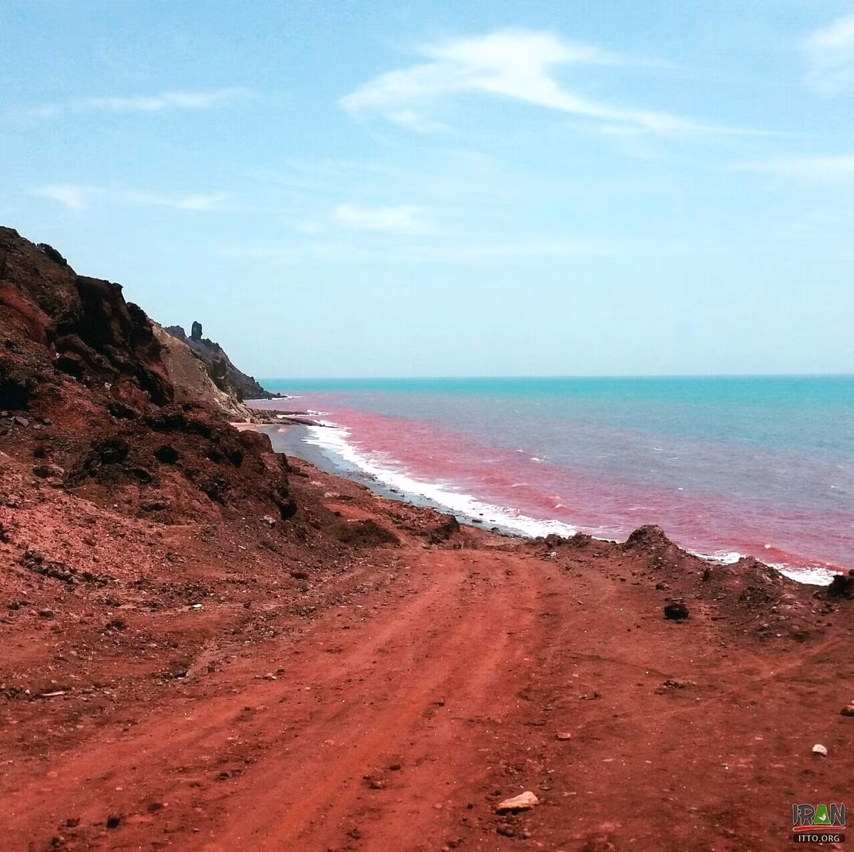 Bởi lẽ, đảo Hormuz có một loại đất được gọi là gelak. Loại đất có chứa một lượng lớn oxit sắt. Do vậy, mỗi khi có mưa lớn, nước chảy qua đất giàu oxit sắt sẽ tạo thành dòng nước có màu đỏ như máu chảy ra bãi biển.