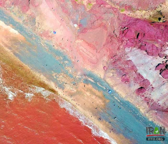 Khi chứng kiến nước biển có màu đỏ rực sau khi một trận mưa lớn trút xuống, nhiều người cảm thấy kinh ngạc, khó hiểu.