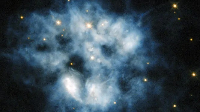 Sao lùn trắng RXJ0528+2838 hút khí từ ngôi sao bên cạnh nhưng không có đĩa khí như các sao lùn trắng khác và đang giải phóng vật chất vào không gian, chưa rõ vì lý do gì. Ảnh: ESA/Hubble &amp; NASA. Acknowledgements: Luca Limatola, Budeanu Cosmin Mirel.