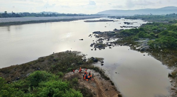 Hiện trường đoạn sông gần Trạm bơm nước Mả Vôi mở ra trên diện rộng, nên công tác tìm kiếm nạn nhân vấp phải không ít khó khăn.